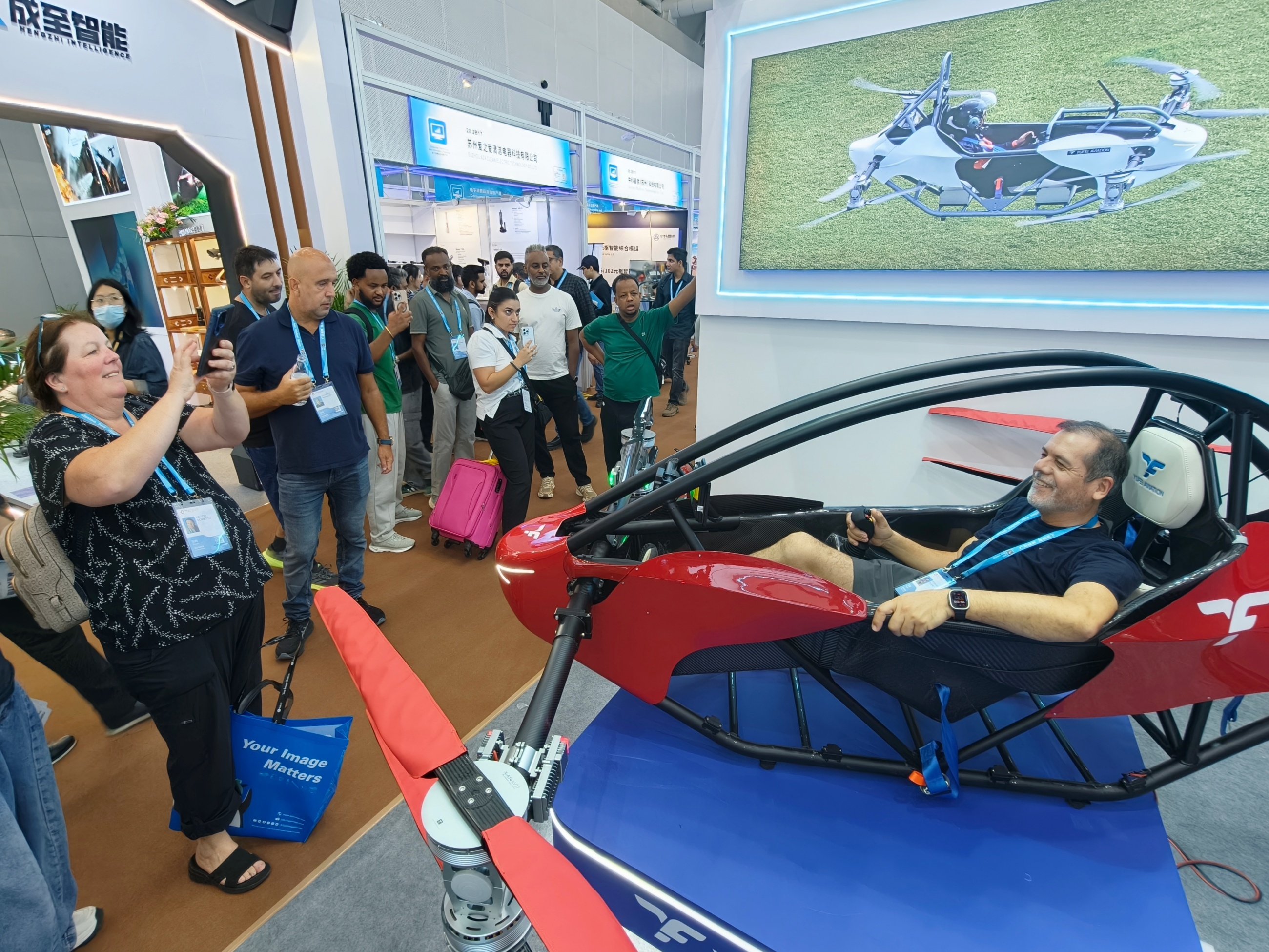 第139届广交会无人机专区，海外采购商体验中国智造超轻型载人飞行器。人民网记者 王雅蝶摄