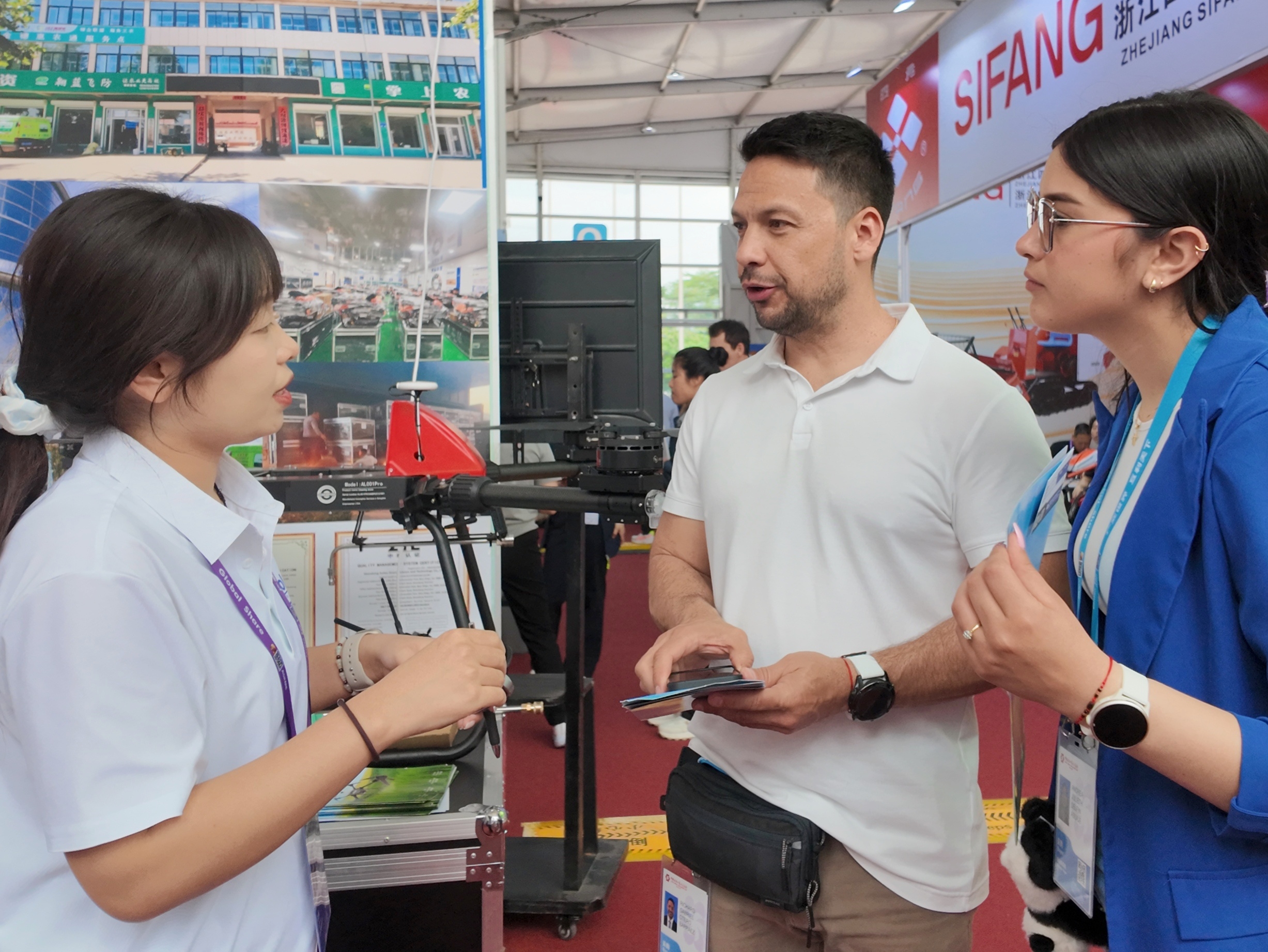 第139届广交会现场，海外采购商了解中国智造农业无人机产品。实习生 陈琼摄