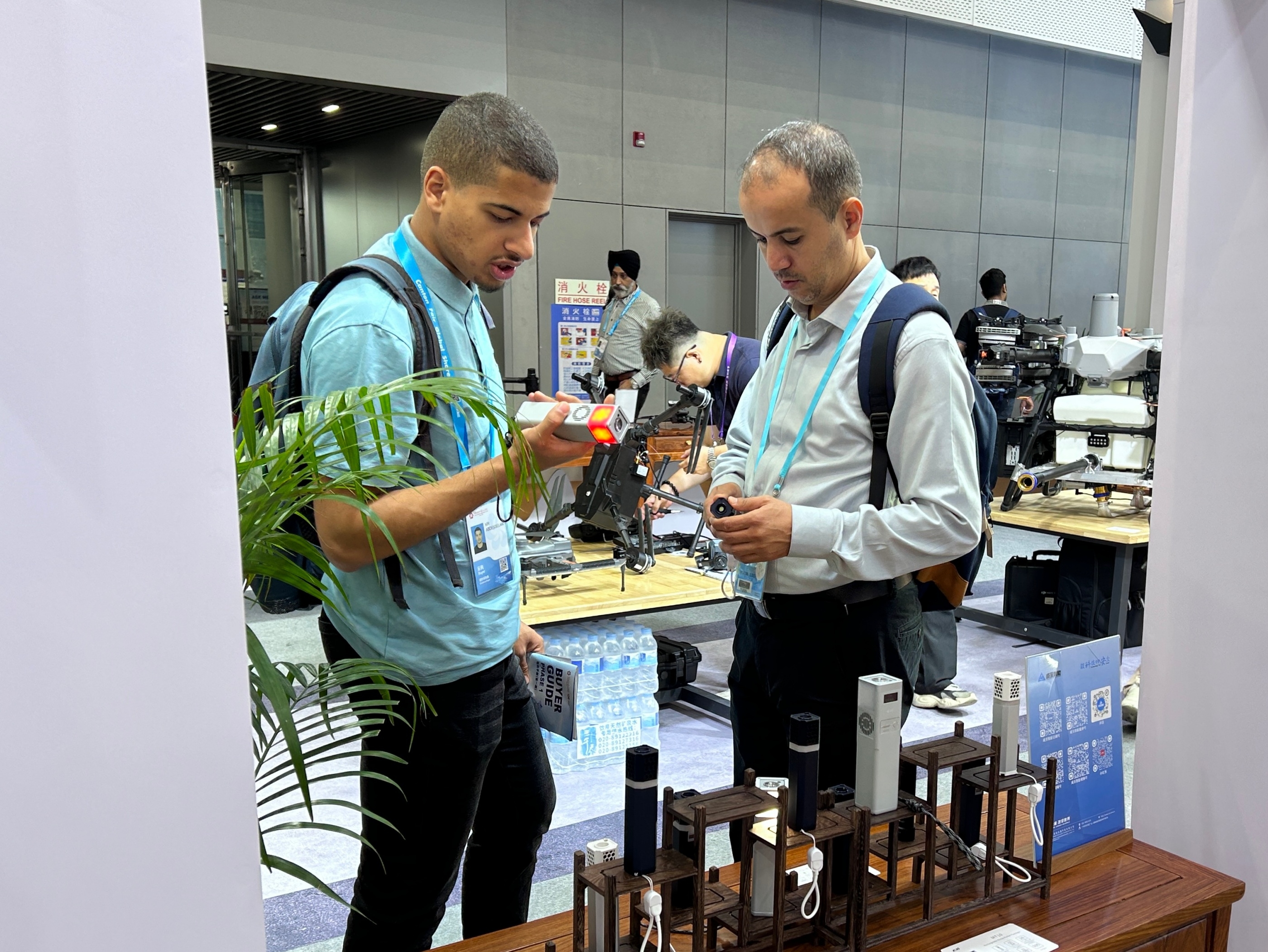 第139届广交会现场，海外采购商了解户外强光手电，该产品可与无人机实现“空地组合”。实习生 兰航宇摄