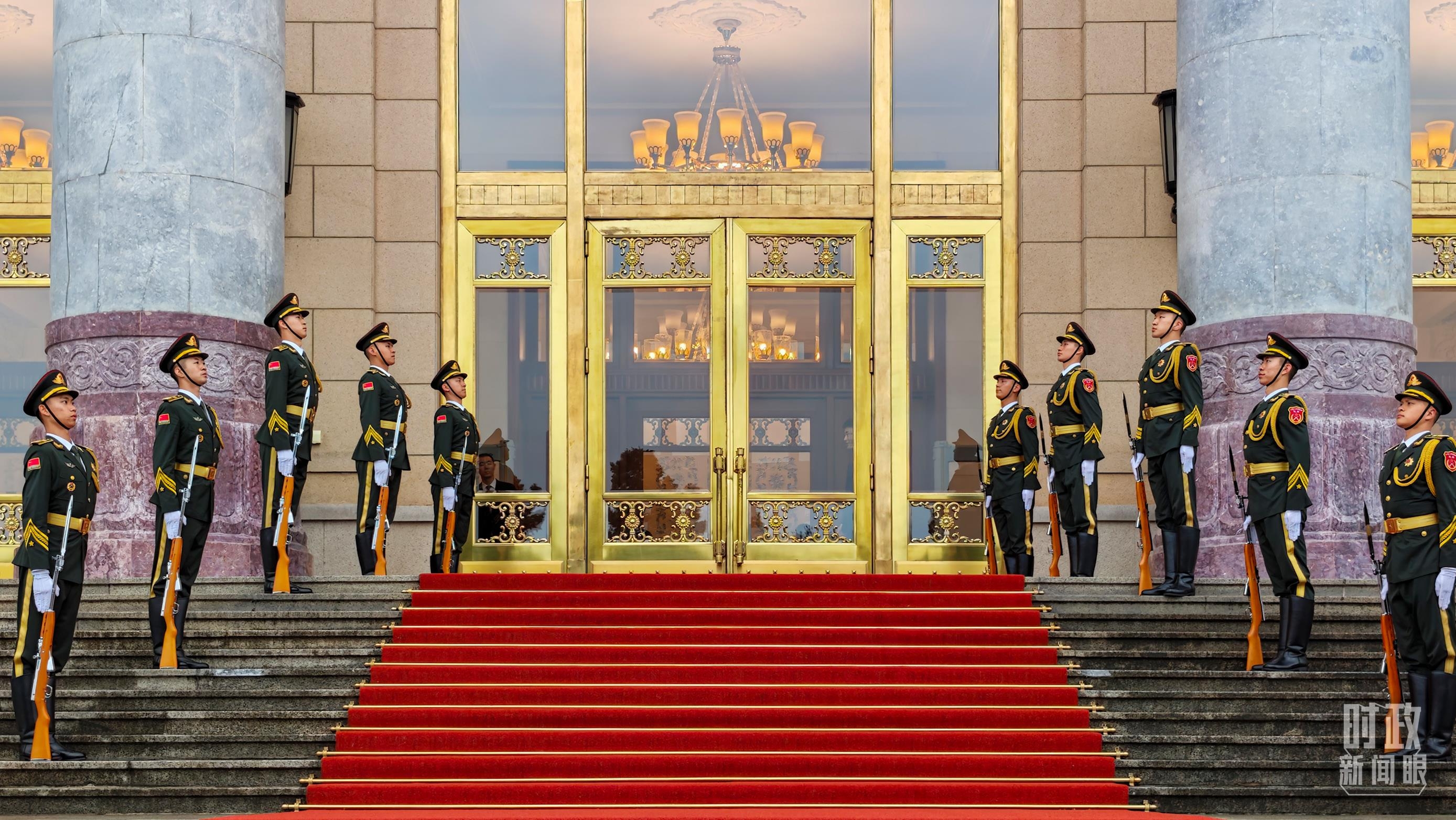 △礼兵与红毯,人民大会堂。(总台央视记者张垚拍摄)