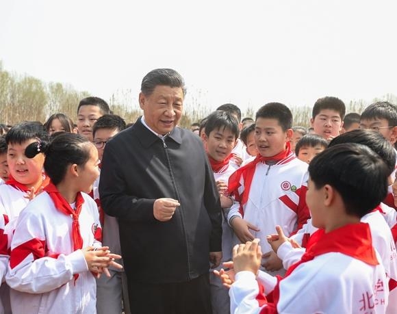 2024年4月3日,习近平总书记参加首都义务植树活动时,同少先队员亲切交谈,鼓励大家勤奋学习、锻炼身体、茁壮成长,德智体美劳全面发展,努力成为国家栋梁。