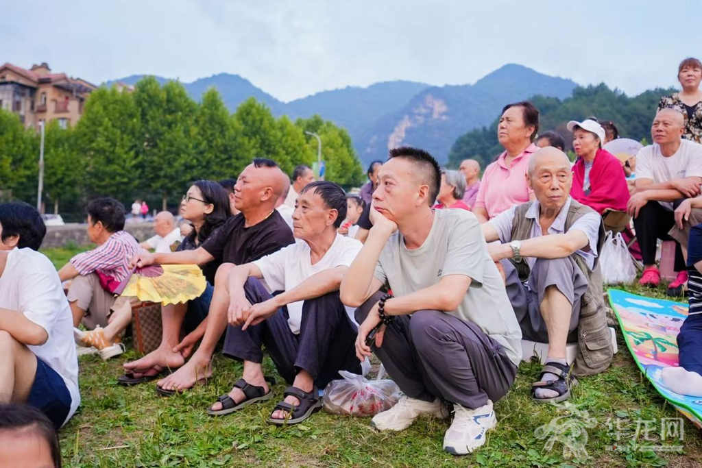 草坪上坐满人来听宣讲的居民。第1眼TV-华龙网记者 李佳妮 摄