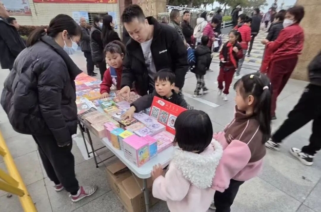 晋江市新华书店十二月活动回顾丨金井门店“书香晋江 新华相伴”主题图书展——龙湖镇镇瑶小学