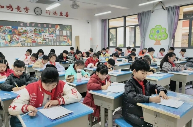 笔落生花抒胸臆 书香致远展宏图丨晋江市第二实验小学开展第十四届“回首与展望”现场作文比赛