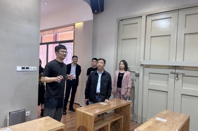福建省全民阅读促进会何强会长一行莅临晋江开展“开明阅读”工作调研