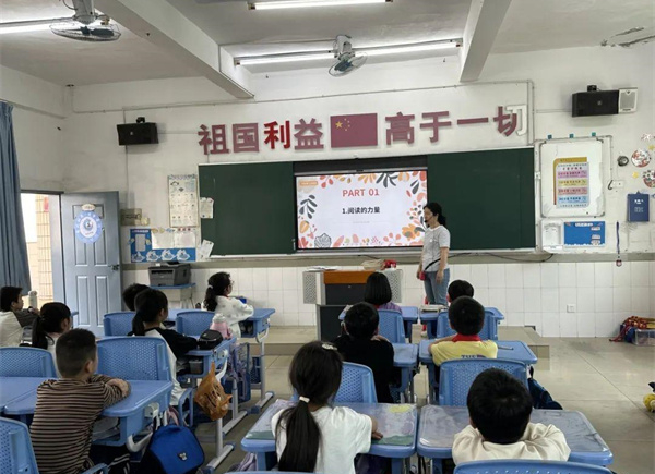 “龙小之春——尚学致知 悦读悦美”——龙林中心小学开展三年级家长进课堂读书活动