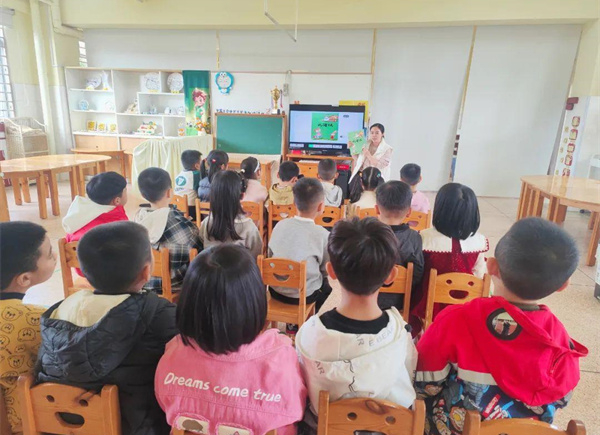 【玩转园本绘本 萌发爱乡情感】开展“爱·阅读”读书月活动