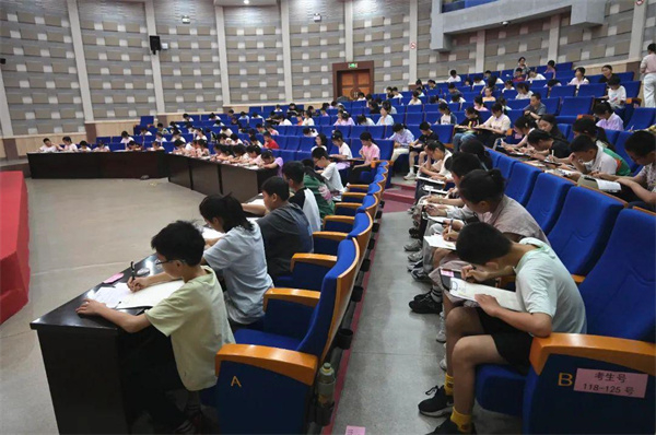 研学营现场作文笔试，295名考生同场追梦