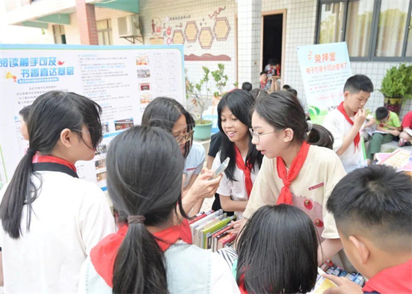 书香校园 阅见美好——晋江图书馆流动服务车送书进校园