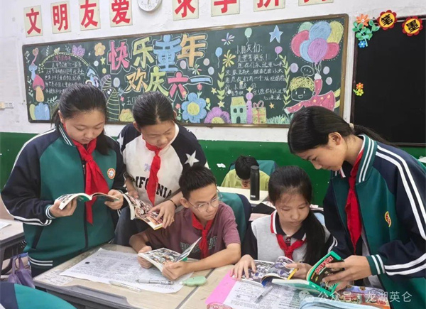 【书香润校园 赠书传真情】上海东龙服饰有限公司（YCC）董事长洪建设先生捐赠图书活动