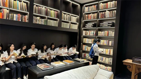 艺海拾贝・书香晋润——市行政服务中心管委会多元活动赋能干部成长