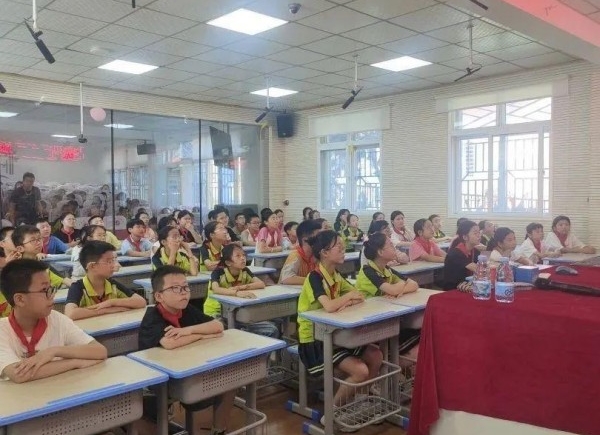 流动书香进校园 阅读零距润童心——晋江市图书馆流动图书车走进道南小学