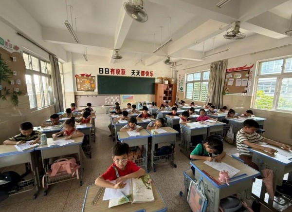 霞塘小学文化艺术节系列活动“诵中华经典诗词，做霞塘出彩少年”赛诗会