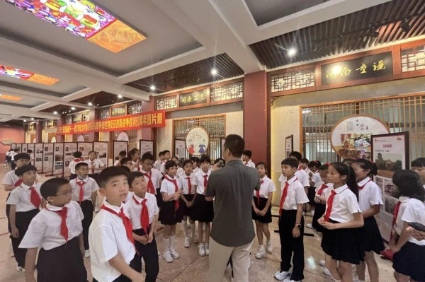 晋江市“铭记历史 砥砺前行”主题图片展走进晋江市实验小学