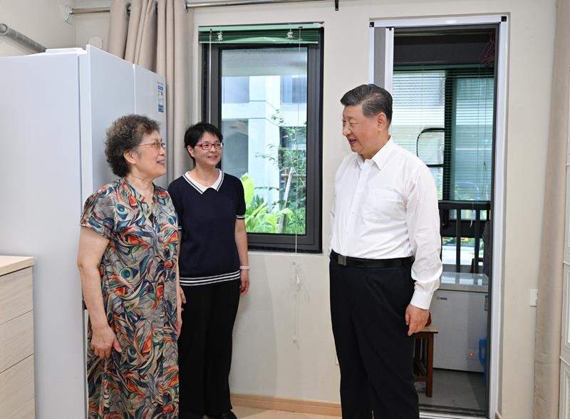 △2026年7月15日，习近平总书记在上海黄浦区半淞园路街道市民新村居民区考察时，来到居民家中，了解居住条件改善情况。