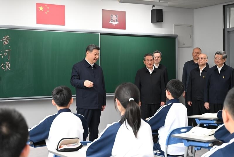△2026年3月23日，在河北雄安新区考察时，习近平总书记来到北京四中雄安校区，同师生亲切交谈。