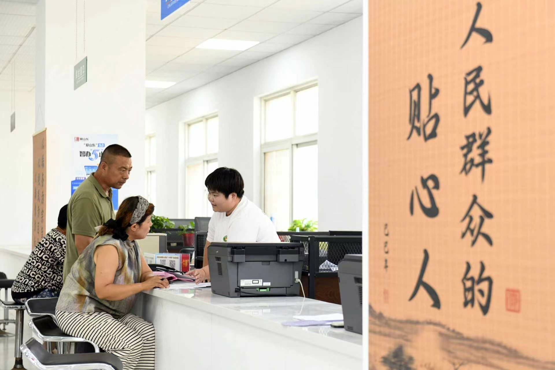2026年7月5日，在山东省德州市夏津县香赵庄镇党建综合阵地，工作人员为群众办理低保业务。