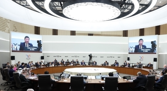 习近平出席亚太经合组织第三十二次领导人非正式会议并发表重要讲话