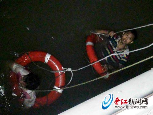 掉河中的两人被消防队员救起。